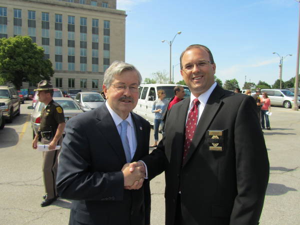 <p>ISPA and POM Committee Member&nbsp;Goecke with Gov. Branstad</p>